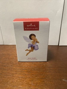 Ornamento ricordo Hallmark 2022 IRIS FAIRY #18 serie Fairy Messengers fiore - Foto 1 di 5