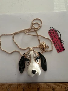 NEU BETSEY JOHNSON HUND ANHÄNGER MIT KETTE - Bild 1 von 2