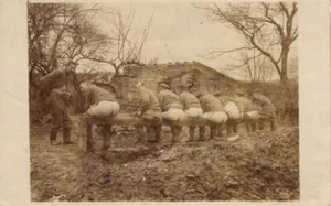 XRARE 1. Weltkrieg Echtfoto Postkarte: Gruppe Soldaten benutzt Latrine zusammen - Bild 1 von 2