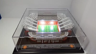 ANTIGUO MODELO DE ESTADIO TRAFFORD MANCHESTER CON LUCES DE TRABAJO Y CUBIERTA DE PLEXIGLÁS Foto 1 de 3