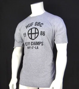 NUEVA CAMISETA HUF GRIS 1986 DBC CHAMPIONS LOGOTIPO CLÁSICO PARA HOMBRE MANGA CORTA RHUF-3 - Imagen 1 de 2