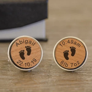 Nuevos gemelos personalizados de madera de cerezo para papá - pies de bebé para hombre regalo en estuche - Imagen 1 de 4