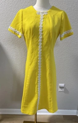 Women’s 60s 70s Vintage Bright Yellow Short Sleeve Daisy Dress S/M Slimming - Image 1 of 4