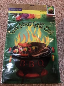 Neu in Verpackung Spaß Frühling Sommer Holen Sie sich Ihren Grill auf BBQ Party kleine Mini Garten Flagge 12x18 - Bild 1 von 5