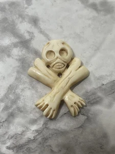 EIN einzelner geschnitzter Rinderknochen Schädel gekreuzte Knochen Perle Vintage Anhänger Charm - Bild 1 von 4