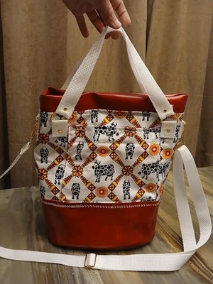 Nova Bolsa de Selim Balde Bolsa Tote Vermelha Branca Vaca Touros Estampa Sudoeste Plissado - Imagem 1 de 4