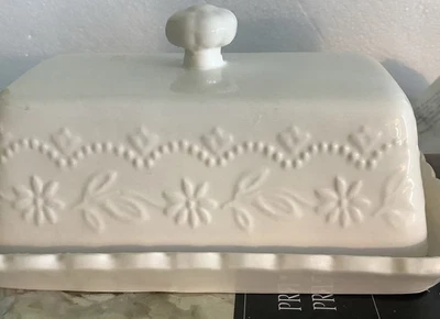 Prato de manteiga Pioneer Woman Toni grés em relevo coberto de linho - Imagem 1 de 4