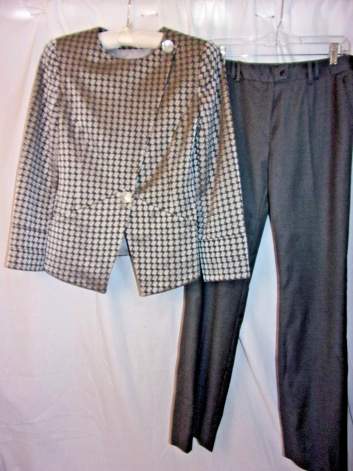 Ladies Giorgio Armani Silver / Gray  Geometric  Pant Suit 38 Stunning - Image 1 of 4