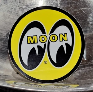 Calcomanía adhesiva de vinilo oficial MOONEYES 3" Hot Rod Drag Racing de colección Auto MOON scta - Imagen 1 de 4