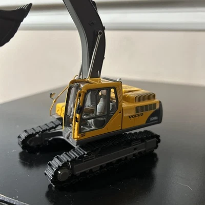 Maisto Volvo EC220E Excavator Model Diecast Toy Car - Image 1 of 4