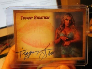WWE COLLECTORS EXPO TIFFANY STRATTON - TIFFY TIME AUTO KISS CARD - READ - Picture 1 of 3