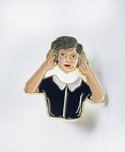 PIN DE ESMALTE SUAVE PARA MUJER QUITÁNDOSE LA CABEZA / Magic Colleccionable - Imagen 1 de 2