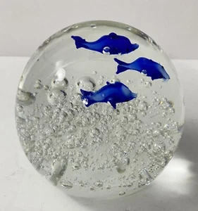 Pisapapeles grande esfera azul burbuja soplado a mano delfines de vidrio artístico estilo Murano - Imagen 1 de 5