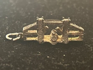 VINTAGE STERLING SILVER MID-CENTURY 3D TEXTURED LONDON BRIDGE DANGLE CHARM - Picture 1 of 2