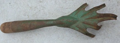 Interesting Claw Rake Cultivateor Metal Flower Leaf Garden Tool vintage 5 prong - Image 1 of 3