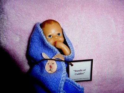 ASHTON DRAKE/SHERRY RAWN 4 英寸树脂捆绑包婴儿娃娃 — 第 1/4 张图片