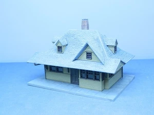 Modelo de edificio HO CONSTRUIDO CIUDAD PEQUEÑA/ESTACIÓN DE TREN DE PASAJEROS SUBURBANA - Imagen 1 de 4