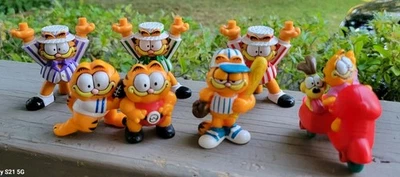 Vtg Garfield 1981 Figurines Lot of 8  Stackable Wrestler Baseball Football Scoot - Image 1 of 4