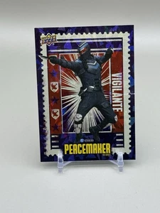 SDCC 2025 Upper Deck DC Trading Card Peacemaker Comic Con Vigilante Rainbow Foil - Foto 1 di 2