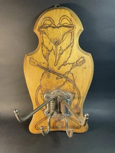 Antiguo gancho de pared pirografía madera quema amapolas flores - Imagen 1 de 13