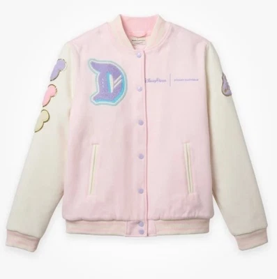 🔥 Chaqueta Universitaria Disney Stoney Clover Lane Logo Disneyland Rosa Mujer Talla XS Foto 1 de 4