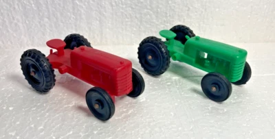 PAR DE TRACTORES AGRÍCOLAS TIMMEE DE COLECCIÓN ROJO Y VERDE Foto 1 de 4