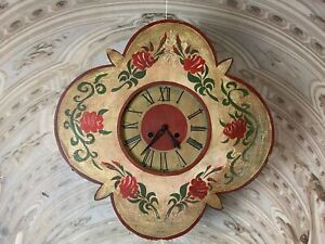Stary zegar ścienny w stylu wiejskiego domu, drewniana obudowa, ręcznie malowana