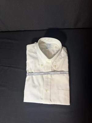 NUEVO CON ETIQUETAS Camisa de Vestir Brooks Brothers L/S Calce Ajustado 15 1/2-33 Crema/Blanco Apagado Foto 1 de 3