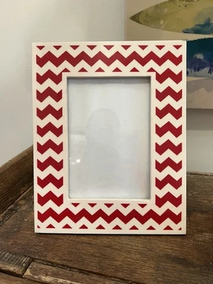 "Marco de fotos de madera con patrón Chevron rojo y blanco 5x7"" foto clásica de vacaciones" Foto 1 de 4