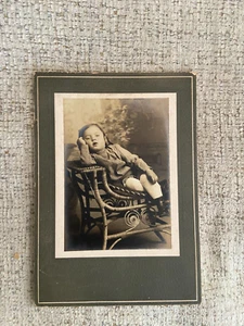 Antique Cabinet Photo Card Adorable Toddler Child Bored Falling Asleep Chair - Bild 1 von 3