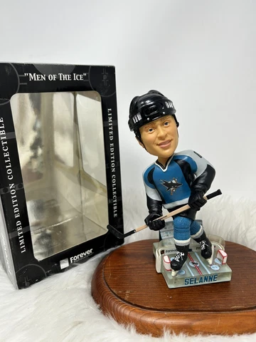 Forever Collectibles Men of The Ice SJ Sharks Teemu Selanne LE Figurine 764/5008 Cover
