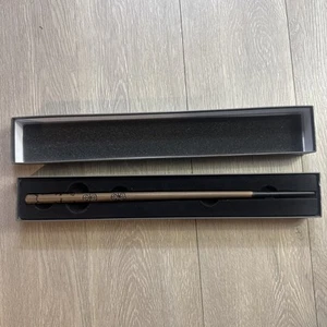 Varita Universal Wizarding World of Harry Potter Cedric Diggory nueva con caja de madera - Imagen 1 de 5