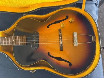 Guitarra elétrica vintage Gibson ES-125 Sunburst, por volta de 1955, com estojo - Imagem 1 de 4