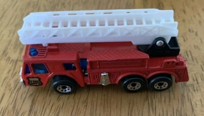 Matchbox MB18 Extending Ladder Fire Engine - Image 1 of 4