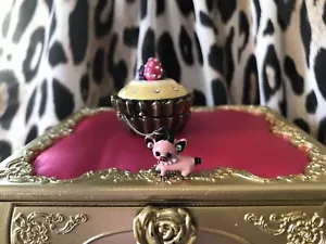 Betsey Johnson Vintage Betsey Goes To Paris Cupcake Tart Pig Box Long Necklace - Imagen 1 de 8