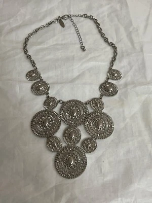 NY&Co Circular Dial Plate Silver-Tone Fashion Necklace New York & Company - Imagem 1 de 4