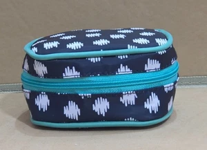 Nuevo en caja Estuche Thirty-One pequeño con cremallera azul marino con patrón verde azulado y blanco - Imagen 1 de 11