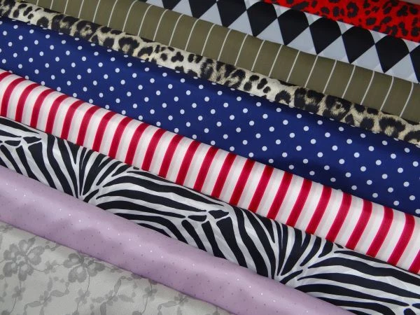 1,00 m Futterstoff 100 % Polyester gemustert farbig Meterware  Stoff - Bild 1 von 1