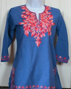 ¡Blusa Kurti Top Túnica de Algodón Color Azul con Bordado Rosa de la India! - Imagen 1 de 4