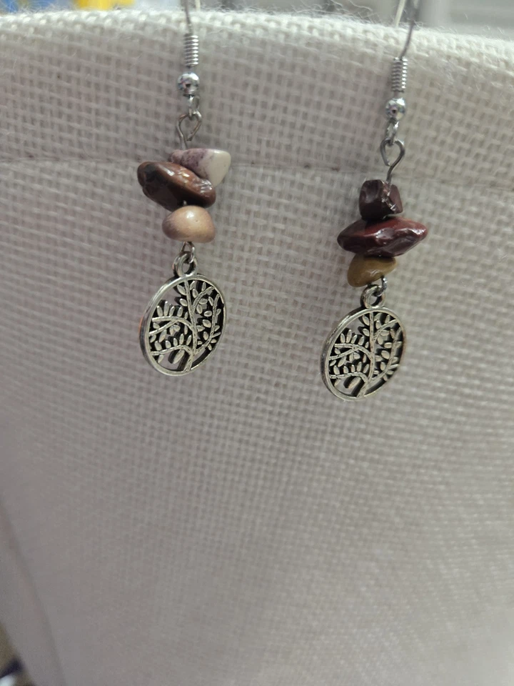 Pendientes colgantes de piedra preciosa con diseño de tierra Foto 1 de 1