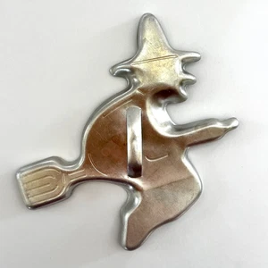 Cortador de galletas de Halloween de colección bruja en palo de escoba aluminio color plata 5,25" h - Imagen 1 de 5
