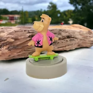 Figura de juguete rodante Hanna-Barbera vintage 1990 Boo Boo en una patineta - Imagen 1 de 8