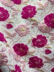 Tissu brocart floral OR ROSE FUCHSIA (60 po) Vendu par la cour - Photo 1/2