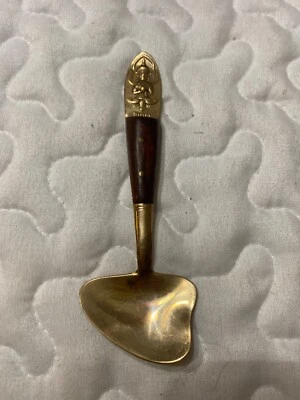 "Cuchara de servidor de gelatina pequeña de latón y madera de teca de Siam 5 1/8"" de largo" Foto 1 de 4