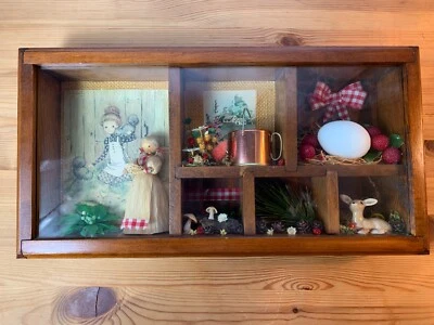 Caja de sombra colgante vintage de madera y vidrio con varios coleccionables Foto 1 de 4