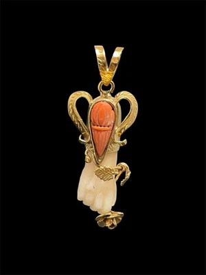 Ciondolo Con Mano In Corallo Naturale - Immagine 1 di 4