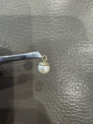 Hermoso colgante o dije de perlas de oro amarillo de 10k de 5,45 mm Foto 1 de 4