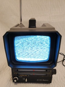 Televisión portátil UHF/VHF Panasonic TR-5040P usada de colección con adaptador de corriente - Imagen 1 de 13
