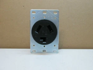 Pass & Seymour 3860 3860-CC6 Flush Mount Dryer Power Outlet 30A Nema 10-30R - Picture 1 of 4