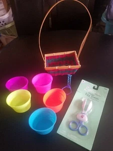 Osterkorb mit Hasen-Eier-Löffelzange, festliche Verpackung, Malwerkzeug & 5 Färbebecher - Bild 1 von 12